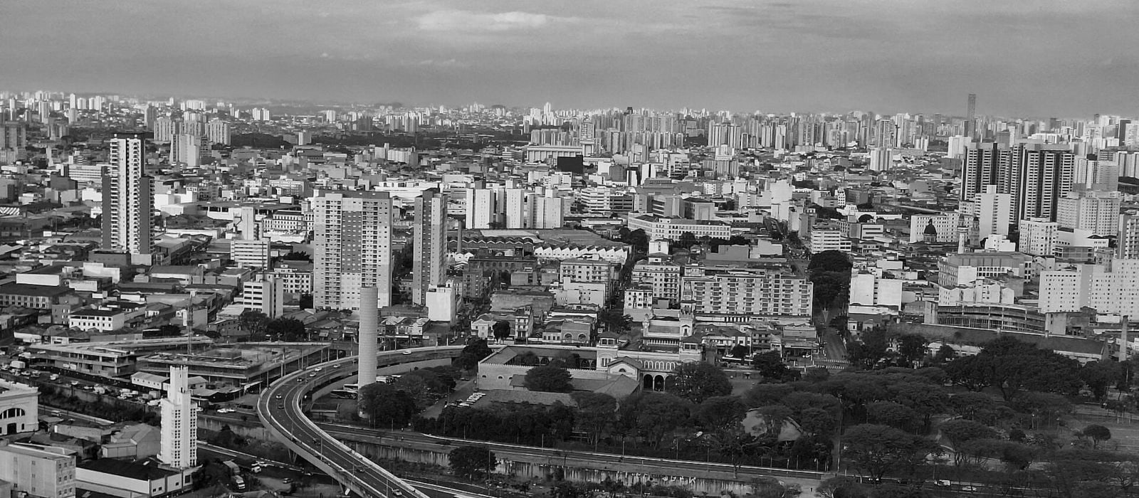 从 Farol Santander 俯瞰圣保罗市中心城市肌理的黑白全景