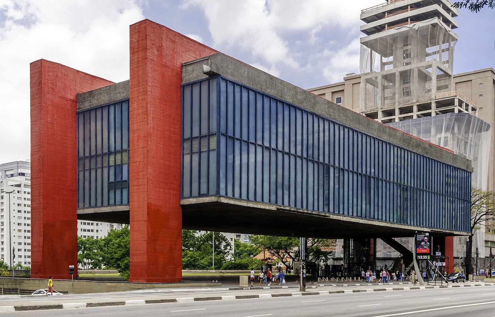 从 Avenida Paulista 望向悬挑架空的 MASP 立面