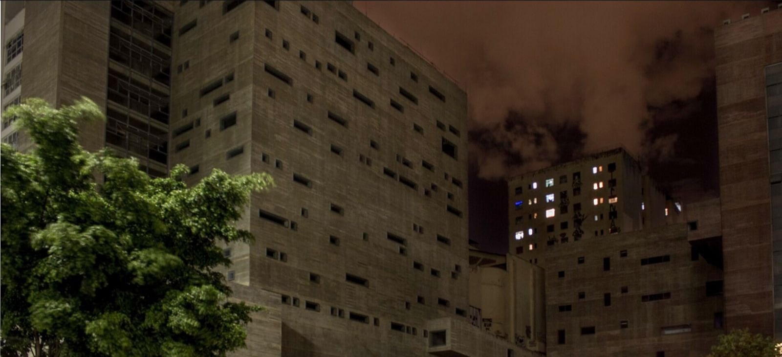夜色中的 Praça das Artes，呈现错落而连贯的巨型混凝土体量