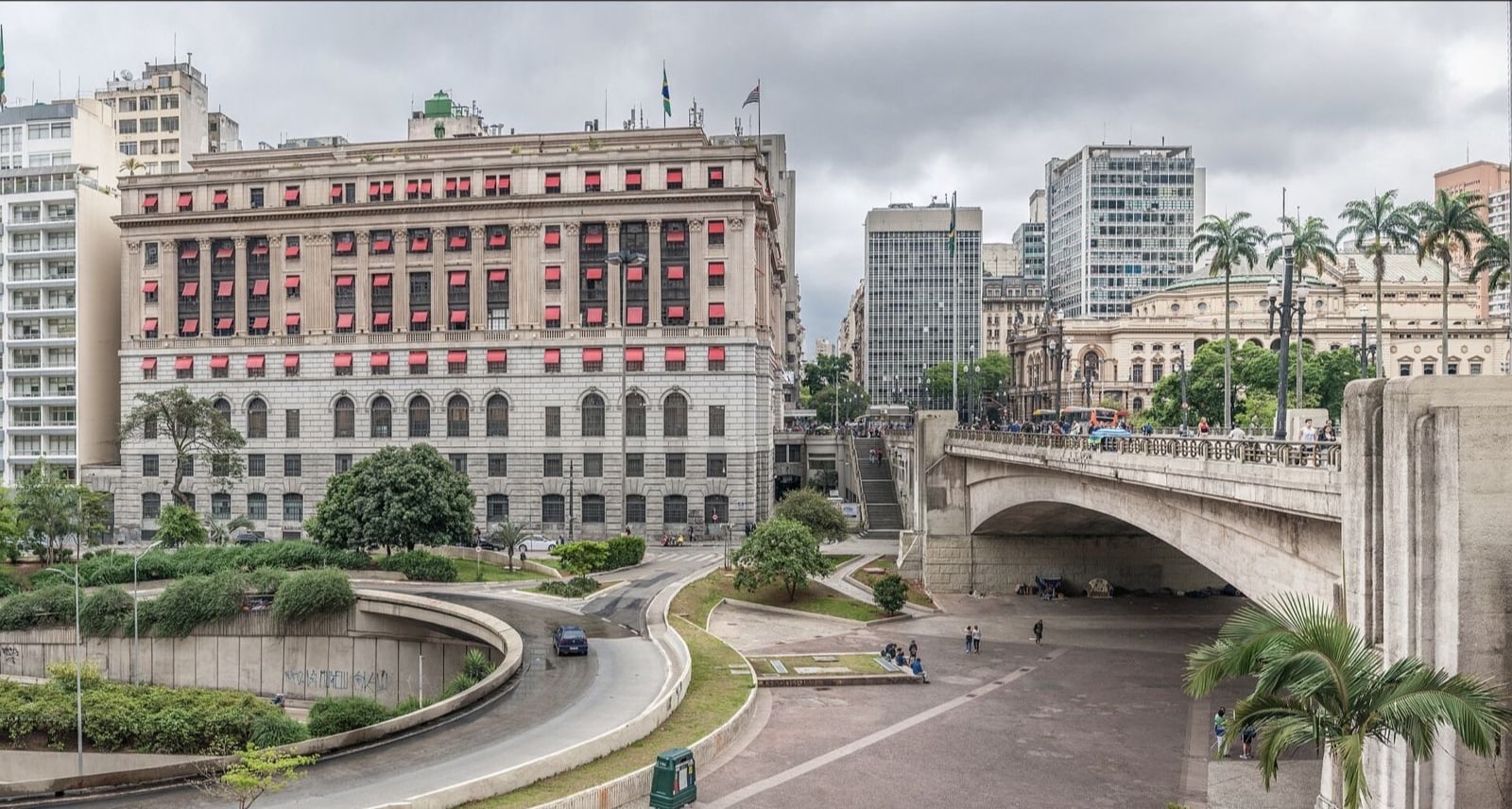 Viaduto do Chá 横跨 Vale do Anhangabaú，远处可见 Edifício Matarazzo 与 Theatro Municipal